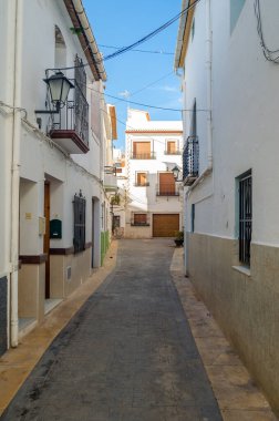 Renkli binaların ve dar sokakların manzarası, Akdeniz 'in tarihi merkezi olan Calpe, Alicante vilayeti, Valencia Community, İspanya' da mimari