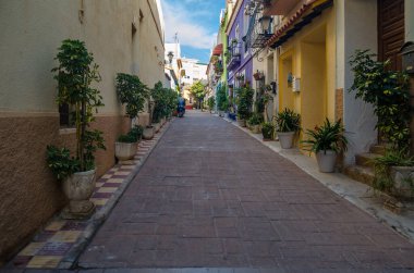 Renkli binaların ve dar sokakların manzarası, Akdeniz 'in tarihi merkezi olan Calpe, Alicante vilayeti, Valencia Community, İspanya' da mimari