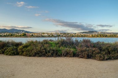 Akdeniz 'in Calpe kasabasında tuz gölü, Valensiyalı Topluluğu, İspanya