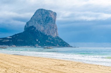 Gündoğumunda Calpe plajı manzarası, arka planda Penon de Ifach, Alicante bölgesi, İspanya