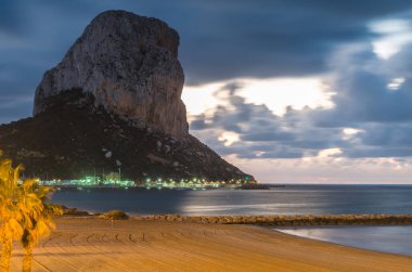 Gündoğumunda Calpe plajı manzarası, arka planda Penon de Ifach, Alicante bölgesi, İspanya