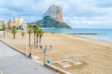 Günbatımında Calpe plajı manzarası, arka planda Penon de Ifach, Alicante bölgesi, İspanya