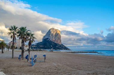 Günbatımında Calpe plajı manzarası, arka planda Penon de Ifach, Alicante bölgesi, İspanya