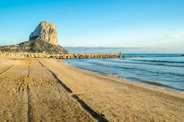 Günbatımında Calpe plajı manzarası, arka planda Penon de Ifach, Alicante bölgesi, İspanya