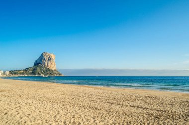 Günbatımında Calpe plajı manzarası, arka planda Penon de Ifach, Alicante bölgesi, İspanya