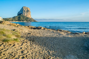 Günbatımında Calpe plajı manzarası, arka planda Penon de Ifach, Alicante bölgesi, İspanya