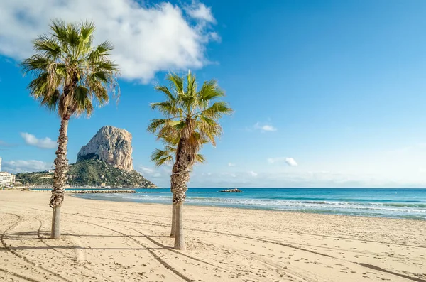 Arka planda Penon de Ifach ile Calpe plajı manzarası, Alicante ili, İspanya