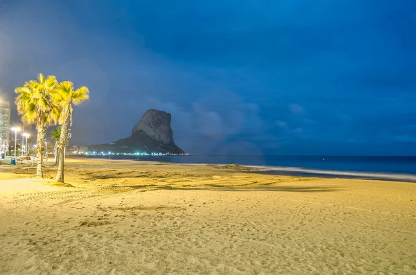 Veduta Notturna Della Spiaggia Calpe Con Penon Ifach Sullo Sfondo — Foto Stock