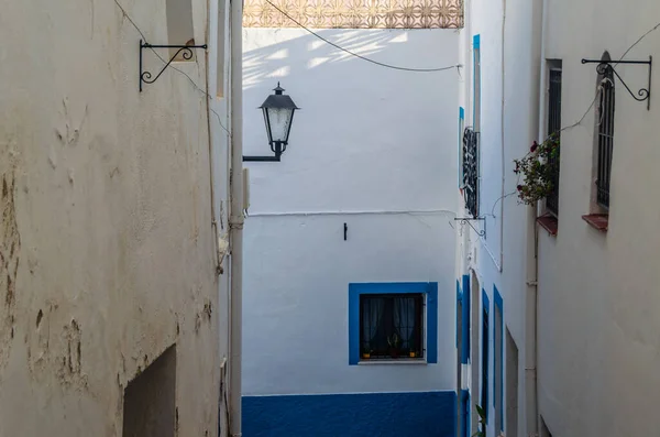 과좁은 거리들 스페인 발렌시아 알리칸테 칼페의 역사적 중심지에 있는건 축물들 — 스톡 사진