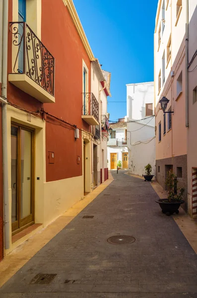 과좁은 거리들 스페인 발렌시아 알리칸테 칼페의 역사적 중심지에 있는건 축물들 — 스톡 사진