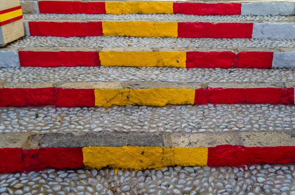Bandeira Espanhola Nas Escadas Cidade Mediterrânea Calpe Comunidade Valenciana Espanha — Fotografia de Stock