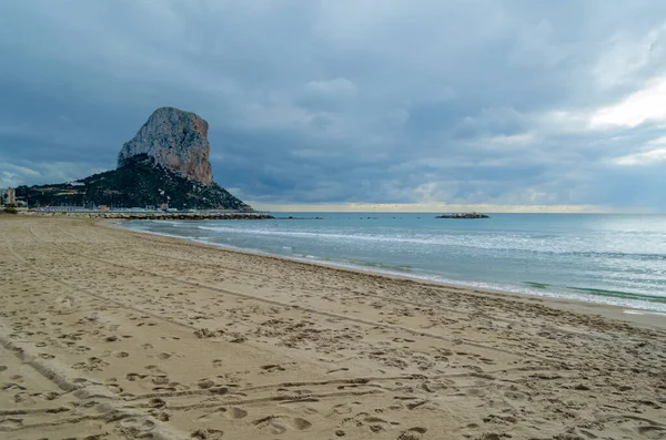 Veduta Della Spiaggia Calpe All Alba Con Penon Ifach Sullo — Foto Stock