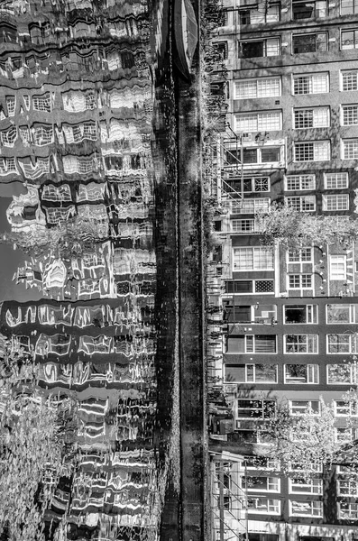 Refleksja Budynków Wzdłuż Kanału Amsterdamie Holandia Czarno Biały Obraz — Zdjęcie stockowe