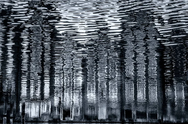 荷兰阿姆斯特丹运河沿岸建筑物的倒影 黑白图像 — 图库照片