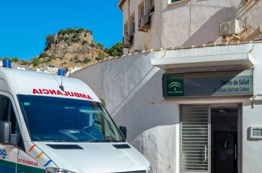 CAMBIL, SPAIN - 14 Ekim 2021: Güney İspanya 'nın Endülüs eyaletinin Jaen iline bağlı bir köy olan Cambil Sağlık Merkezi' nin önünde park etmiş bir ambulansın görüntüsü