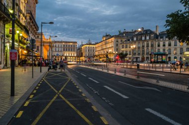 BORDEAUX, FRANCE- 16 AĞUSTOS 2013: Fransa 'nın güneybatısında Bordeaux, Gironde' de merkezi bir meydanın manzarası