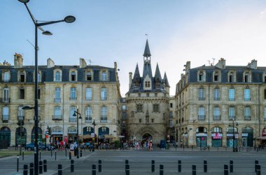 BORDEAUX, FRANCE - 16 AĞUSTOS 2013: Fransa 'nın güneybatısındaki Bordeaux kentini gezen ve ziyaret eden insanlar