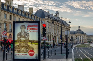 BORDEAUX, FRANCE- 16 AĞUSTOS 2013: Bordeaux, Fransa 'da Cityscape; İspanyol sanatçı Jaume Plensa' nın çeşitli kentsel heykellerinin geçici sergilendiğini duyuran bir poster
