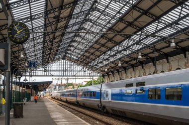 HENDAYE, FRANCE - 16 AĞUSTOS 2013: Fransa 'nın güneyindeki Hendaye tren istasyonunda, İspanya ile bir sınır bağlantı noktası