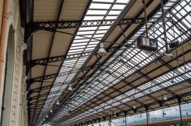 HENDAYE, FRANCE - 16 AĞUSTOS 2013: Fransa 'nın güneyindeki Hendaye tren istasyonunun içi, İspanya sınırında bir bağlantı noktası