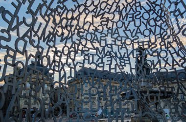 BORDEAUX, FRANCE- 16 AUGust 2013: İspanyol sanatçı Jaume Plensa 'nın 2008 yılında yaptığı modern 