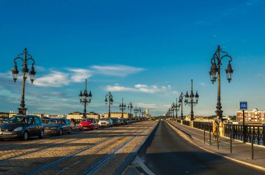 BORDEAUX, FRANCE- 16 AĞUSTOS 2013: Garonne nehri üzerinde taş köprü, 1819 yılında Bordeaux şehrinde inşa edildi, Gironde departmanı, güneybatı Fransa