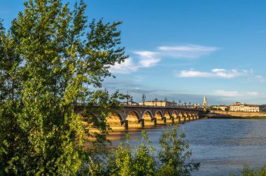 Garonne nehri üzerinde taş köprü, 1819 'da Bordeaux şehrinde inşa edilmiş, Gironde departmanı, güney batı Fransa
