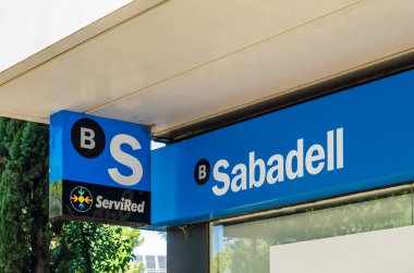 MADRID, İspanya - 26 Eylül 2021: Madrid, İspanya 'daki Banco Sabadell banka şubesi. Banco Sabadell, 1881 yılında Sabadell 'de kurulan bir İspanyol bankasıdır.