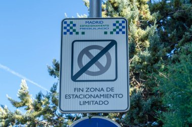 MADRID, İspanya - 26 Eylül 2021 Madrid, İspanya 'da sınırlı bir park alanının çıkışını gösteren imza