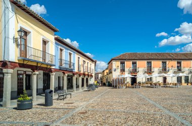 NAVALCARNERO, İspanya - 20 Eylül 2021: Madrid Topluluğu 'nun Navalcarnero kasabasındaki ana meydan (Plaza de Segovia). Güzel bir ortaçağ Kastilya meydanı.