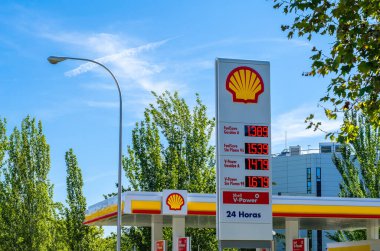 MADRID, İspanya - 26 Eylül 2021: Madrid, İspanya 'da bir Shell benzin istasyonunun görüntüsü