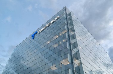 MADRID, İspanya - 22 Eylül 2021: İspanya telekomünikasyon şirketi Telefonica 'nın merkezi Madrid, İspanya.