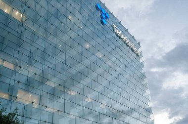 MADRID, İspanya - 22 Eylül 2021: İspanya telekomünikasyon şirketi Telefonica 'nın merkezi Madrid, İspanya.