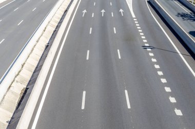 Yukarıdan görünen bir otoyolda şeritler