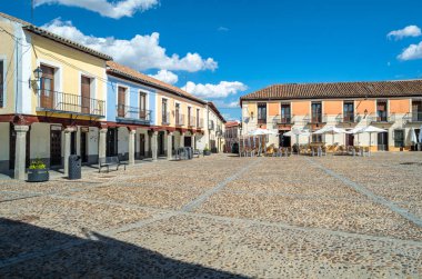 İspanya 'nın Madrid Topluluğu' nun Navalcarnero kasabasındaki ana meydan (Plaza de Segovia). Güzel bir ortaçağ Kastilya meydanı.