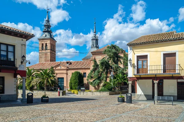 スペイン マドリードの共同体であるナヴァルカルネロ Navalcarnero の町の広場 Plaza Segovia 美しい中世のカスティーリャのアーケード広場です ロイヤリティフリーのストック画像