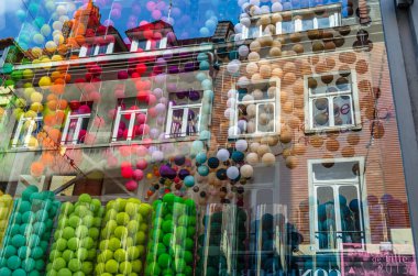 LILLE, FRANCE - 17 AĞUSTOS 2013: Kuzey Fransa, Lille 'de bir sürü balonla süslenmiş renkli mağaza penceresi