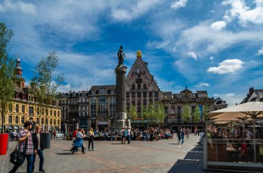 LILLE, FRANCE - 17 AĞUSTOS 2013: Şehir manzarası, Kuzey Fransa, Lille 'deki merkezi bir meydanın manzarası