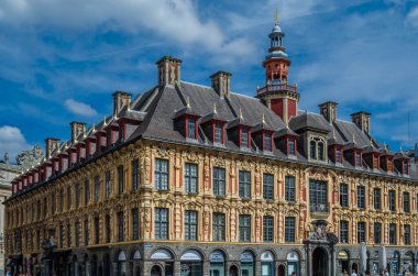 LILLE, FRANCE - 17 AĞUSTOS 2013: Şehir manzarası, Kuzey Fransa, Lille 'deki merkezi bir meydanın manzarası