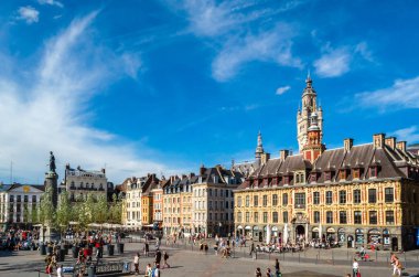 LILLE, FRANCE - 17 AĞUSTOS 2013: Şehir manzarası, Kuzey Fransa, Lille 'deki merkezi bir meydanın manzarası
