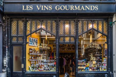 LILLE, FRANCE - 17 AĞUSTOS 2013: Fransa 'nın kuzeyindeki Lille' in tarihi merkezinde bir şarap dükkanının vitrini