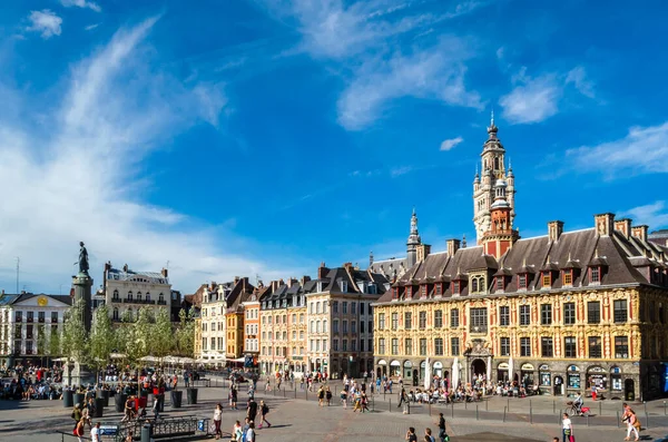 LILLE, FRANCE - 17 AĞUSTOS 2013: Şehir manzarası, Kuzey Fransa, Lille 'deki merkezi bir meydanın manzarası