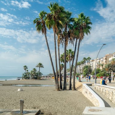 ESTEPONA, İspanya - 12 Ekim 2021: Güney İspanya 'nın Malaga eyaleti Costa del Sol' da bir kasaba olan Estepona 'nın kıyı şeridinde gezinen insanlar