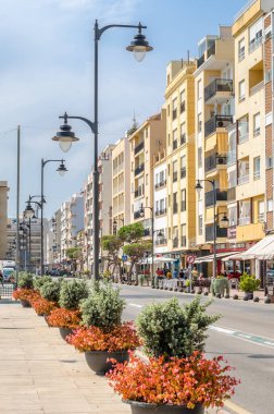 ESTEPONA, İspanya - 12 Ekim 2021: Estepona sokakları, Malaga 'nın güneyindeki Costa del Sol eyaletindeki tipik Endülüs kasabası