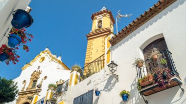 İspanya 'nın güneyindeki Malaga eyaletinin eski Estepona kasabasındaki kilise.