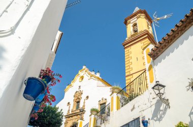 İspanya 'nın güneyindeki Malaga eyaletinin eski Estepona kasabasındaki kilise.