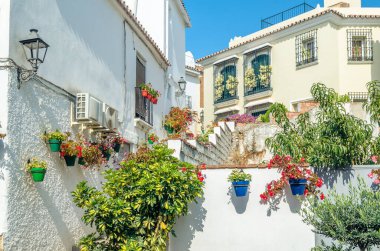 Estepona 'nın merkezinde dar sokaklar, tipik Endülüs kasabası, İspanya' nın güneyindeki Costa del Sol eyaletinde bulunan renkli saksılarla süslenmiş beyaz evler.