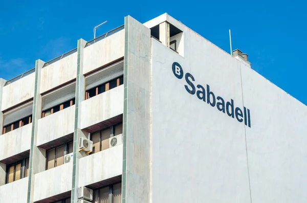 Estepona Espanha Outubro 2021 Logotipo Banco Sabadell Prédio Estepona Uma — Fotografia de Stock