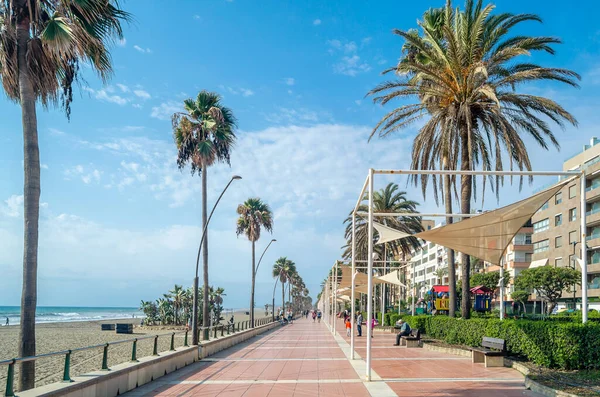 ESTEPONA, İspanya - 12 Ekim 2021: Güney İspanya 'nın Malaga eyaleti Costa del Sol' da bir kasaba olan Estepona 'nın kıyı şeridinde gezinen insanlar