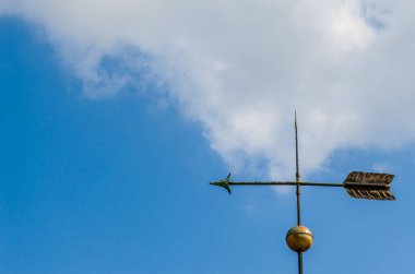 Kilisenin tepesindeki ok, mimari detay.